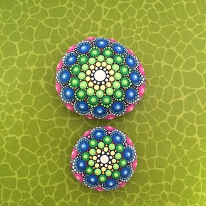 Mandala-Stein Verspielt I mit Acrylfarben in Punktetechnik handbemalter Mandala-Stein: als Geschenk, für Meditation Yoga oder als Deko Bild 9
