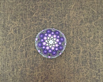 Mandala-Stein Flieder - mit Acrylfarben in Punktetechnik handbemalter Mandala-Stein, als Geschenk, für Meditation und Yoga oder als Deko
