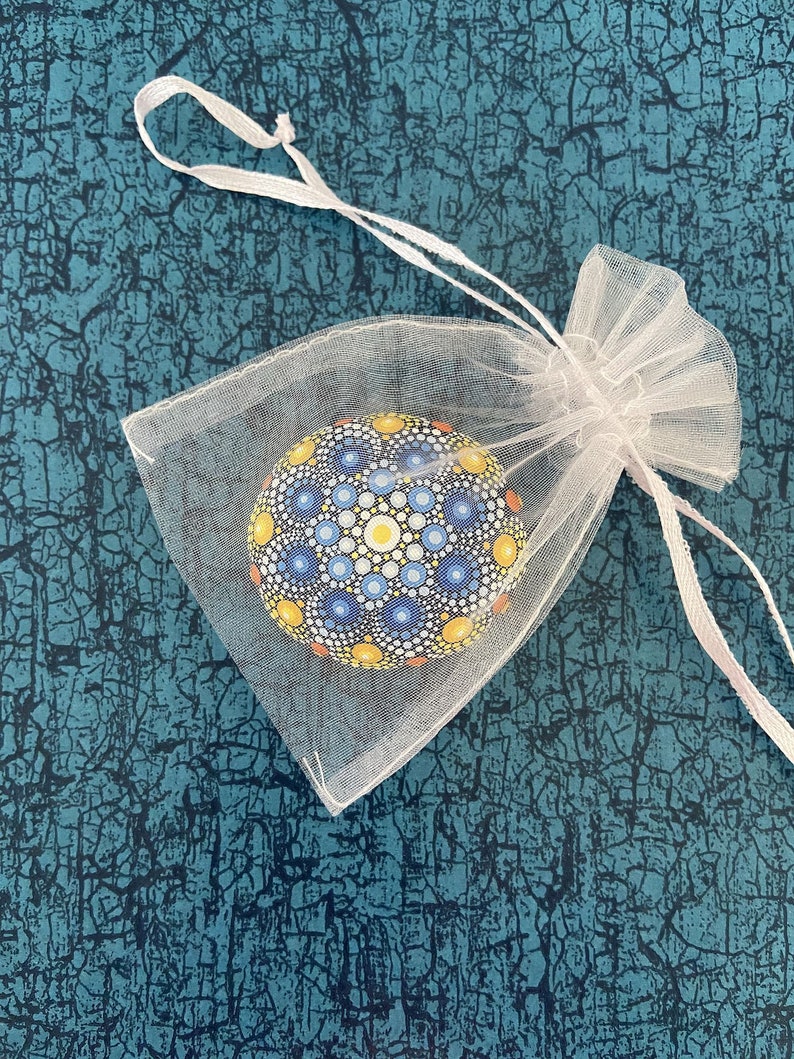 Mandala-Stein Meeresblume mit gelb als Geschenk, für Meditation und Yoga oder als Deko Bild 6