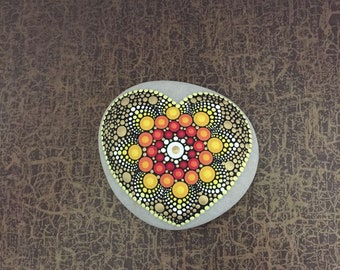 Herzens-Stein Sonne - mit Acrylfarben in Punktetechnik handbemalter Mandala-Stein: als Geschenk, für Meditation und Yoga oder als Dekoration