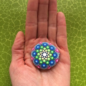 Mandala-Stein Verspielt I mit Acrylfarben in Punktetechnik handbemalter Mandala-Stein: als Geschenk, für Meditation Yoga oder als Deko Bild 3