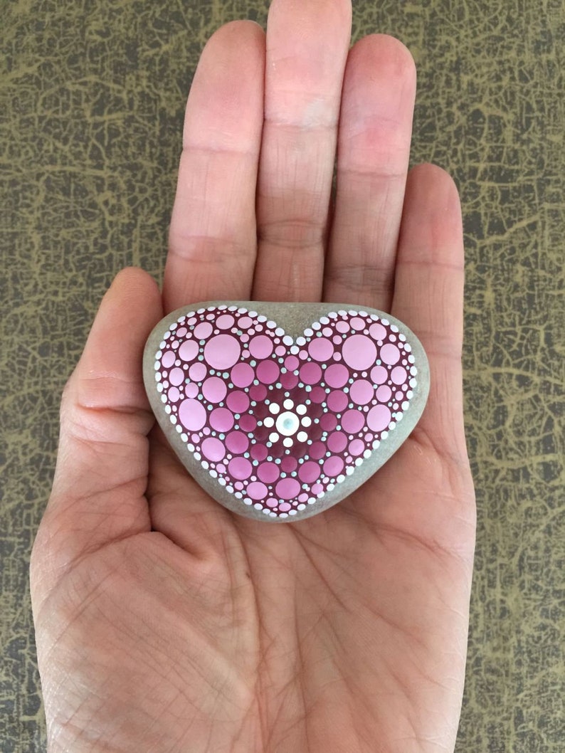 Herzens-Stein Puderrosé mit Acrylfarben in Punktetechnik handbemalter Mandala-Stein, als Geschenk, für Meditation und Yoga oder als Deko Bild 1