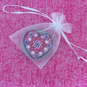 Herzens-Stein Love mit Acrylfarben in Punktetechnik handbemalter Mandala-Stein, als Geschenk, für Meditation und Yoga oder als Dekoration Bild 8
