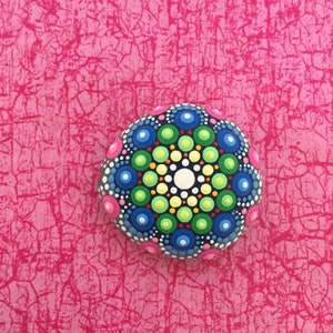 Mandala-Stein Verspielt I mit Acrylfarben in Punktetechnik handbemalter Mandala-Stein: als Geschenk, für Meditation Yoga oder als Deko Bild 1