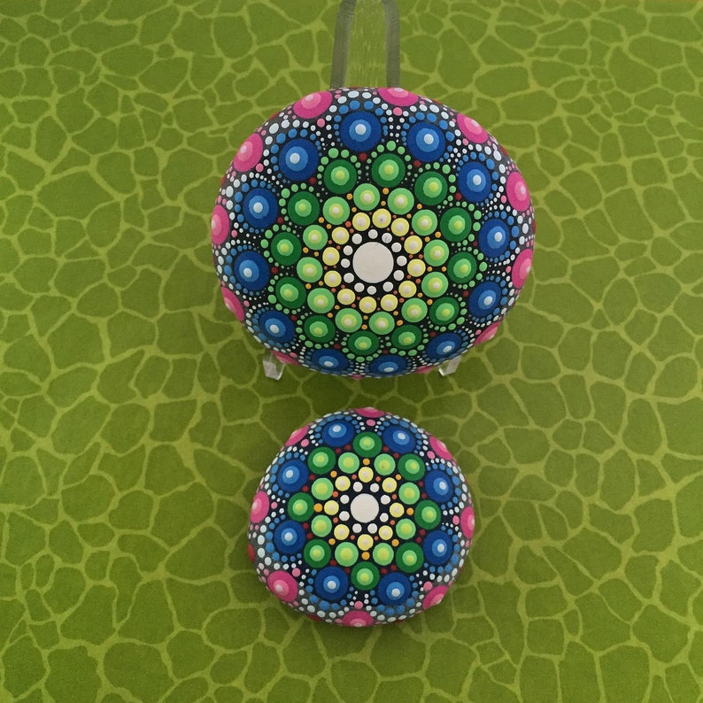 Mandala-Stein Verspielt I mit Acrylfarben in Punktetechnik handbemalter Mandala-Stein: als Geschenk, für Meditation Yoga oder als Deko Bild 10