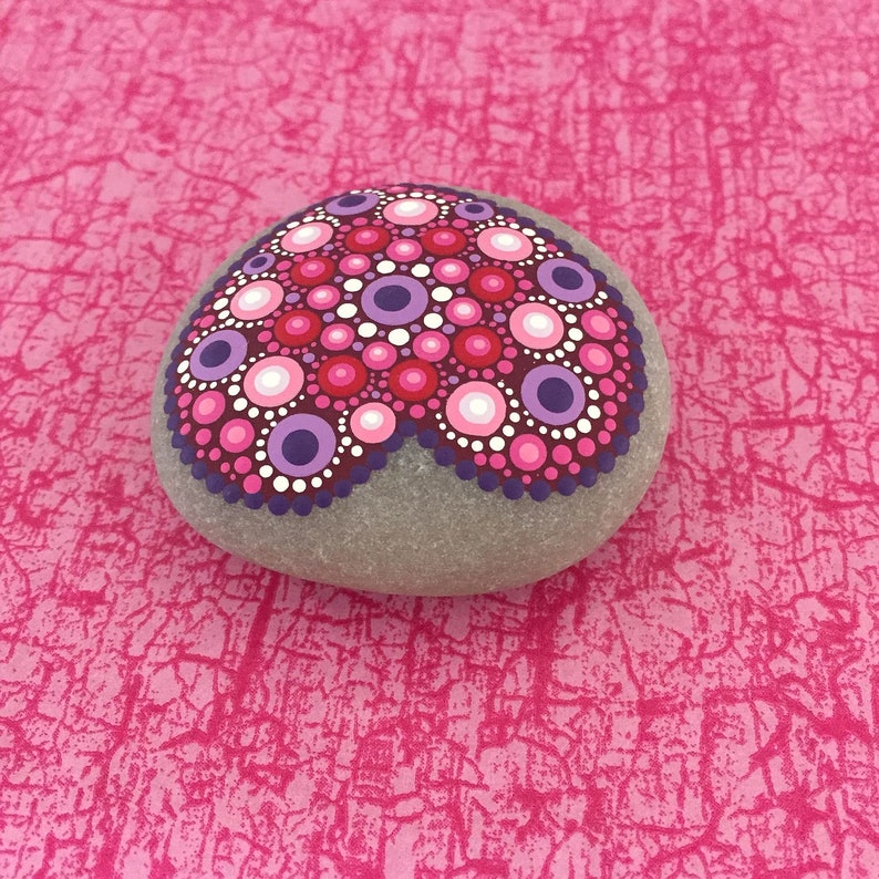 Herzens-Stein Love mit Acrylfarben in Punktetechnik handbemalter Mandala-Stein, als Geschenk, für Meditation und Yoga oder als Dekoration Bild 4