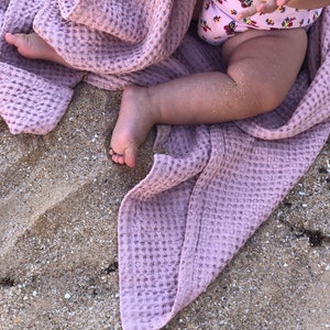 Manta de lino gofrado para recién nacido. Manta de tejido gofrado para recién nacido. Manta suave para recién nacido. Manta suave gofrada para niño.