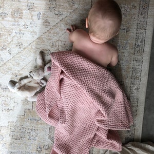 Manta de lino gofrado para bebé. Manta de bebé con tejido gofrado. Manta suave para recién nacido. Manta suave gofrada para bebé niño.