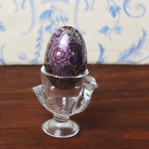 Huevo de Pascua de madera pintado a mano