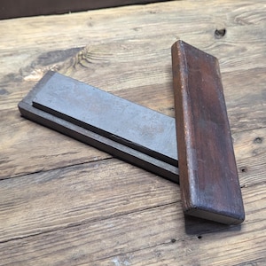 Edwardiaanse slijpsteen in houten kist, antieke wetsteen