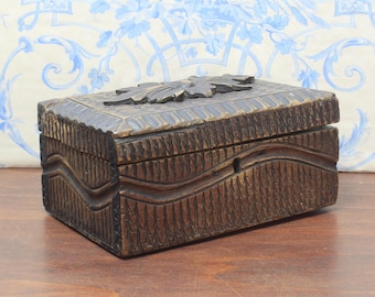 Joyero de madera tallado a mano: joyero vintage con diseño floral (con llave)