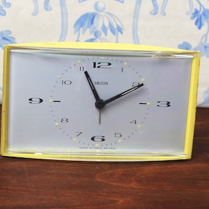 A vintage Smith&#39;s 30 hour bedside clock
