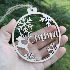 Spersonalizowana drewniana ozdoba świąteczna w kształcie płatka śniegu: pamiątka z imieniem