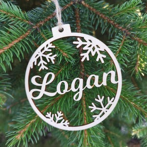 Spersonalizowana drewniana ozdoba świąteczna: wycinana laserowo etykieta prezentowa