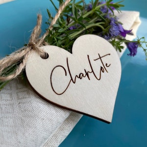 Nomi di luogo di matrimonio personalizzati, nomi personalizzati segnaposto in legno rustico, segnaposto tagliati al laser, W6