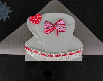 Door wood repaints napkins taupe and red.