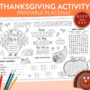 Op de afbeelding: Een printbare Thanksgiving-activiteitenplacemat met een zwart-wit ontwerp. De placemat heeft een verbind-de-stippen kalkoen, een woordzoeker, een woordpuzzel, een doolhof en een kleurplaat. De placemat is 21,6 cm bij 27,9 cm en 27,9 cm bij 43,2 cm.