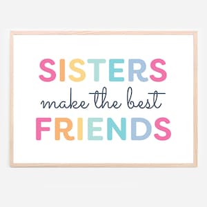Puede incluir: Una impresión enmarcada con el texto "SISTERS make the best FRIENDS" en letras de colores. Las letras están en diferentes tonos de rosa, amarillo, azul y verde.