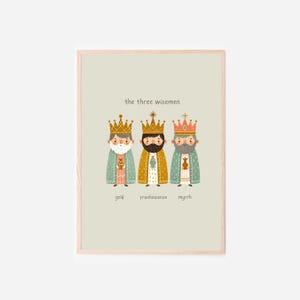 以下が含まれることがあります： 3 人の賢者を描いたイラスト。それぞれが王冠とローブを身に着け、頭上に「the three wisemen」の文字が書かれている。賢者たちは、金、乳香、没薬の贈り物を手にしている。
