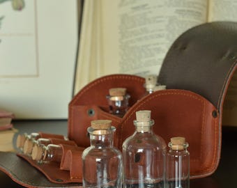 Étui de voyage pour apothicaire en cuir couleur terre cuite victorienne : kit de potions steampunk