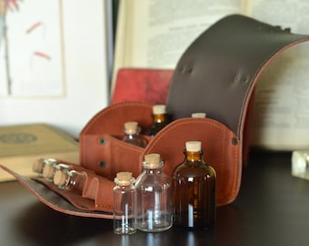 Étui de voyage pour apothicaire en cuir couleur terre cuite victorienne : kit de potions steampunk