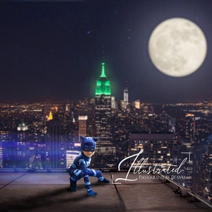 以下が含まれることがあります： 夜空に満月が輝く、街の夜景を背景に、スーパーヒーローに扮した子供が屋上に立っています。子供は、猫のマスクをつけた青と黒の衣装を着ています。街は明かりで輝き、空には満月が輝いています。