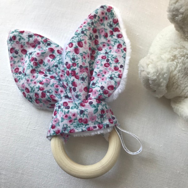 Hochet oreilles de lapin, tissu, avec grelots, anneau de dentition en bois, hochet préhension motif liberty petites fleurs roses/violettes