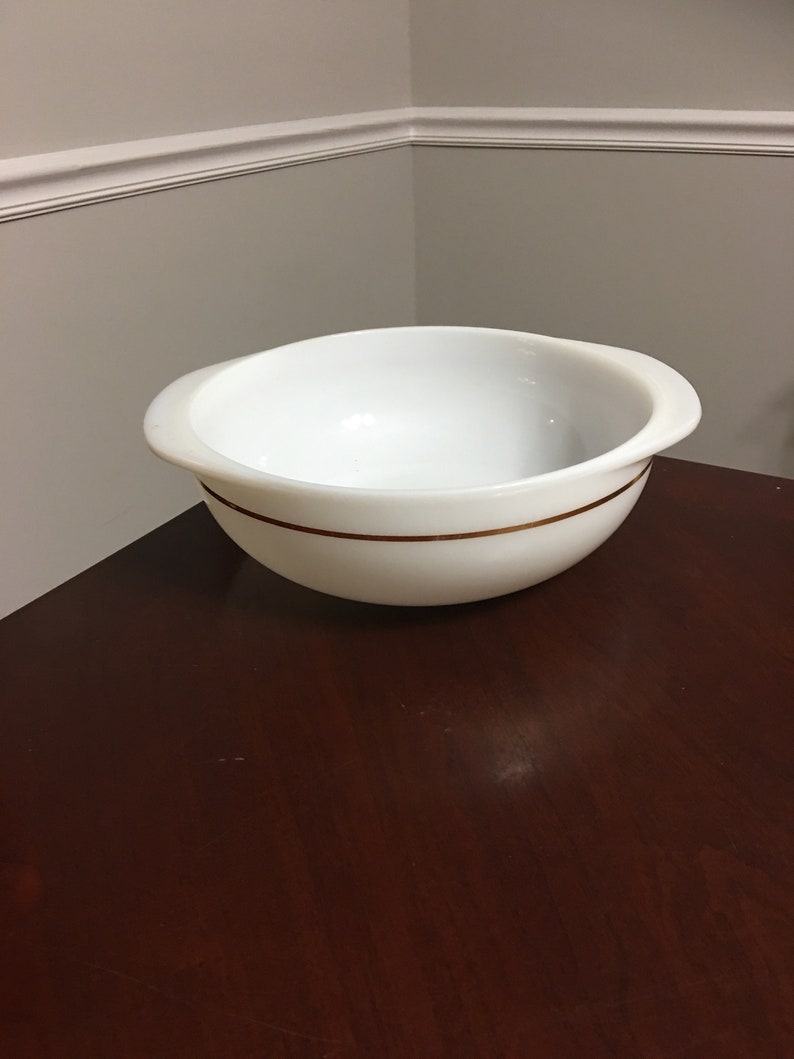 Pyrex 024 Opal Milk Glass Gold\u00a0Band 2 Quart Casserole Bowl with Lid