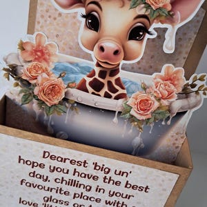 Carte d'anniversaire pop-up girafe amusante.  Carte pop-up personnalisée
