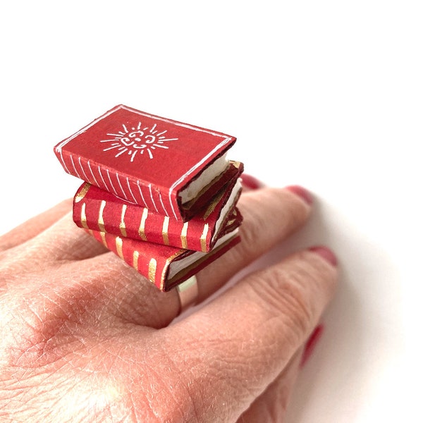 Bague livres faite main pile de livres miniatures rouge foncé avec décor doré et argenté cadeau littéraire par SophiesBooks