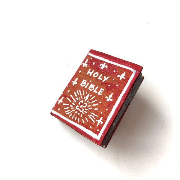 Broche bible miniature faite main en carton et papier rouge foncé avec décor doré et argenté cadeau bible par SophiesBooks