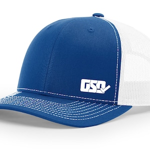 Pode incluir: Um boné de caminhoneiro azul royal com uma malha branca nas costas. O boné tem um logotipo branco bordado que diz "GSO" com um carrapato.