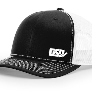 Pode incluir: Boné de caminhoneiro preto e branco com um logotipo branco que diz "GSO" com um carrapato. O boné tem uma frente preta e uma parte de trás de malha branca.