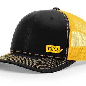 Pode incluir: Boné de caminhoneiro preto e amarelo com um logotipo "GSO" amarelo na frente.