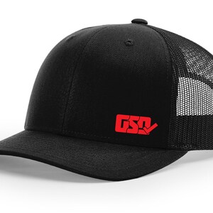 Pode incluir: Boné de caminhoneiro preto com um logotipo "GSO" vermelho na frente.