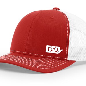 Pode incluir: Boné de caminhoneiro vermelho e branco com um logotipo branco que diz "GSO" com um carrapato.