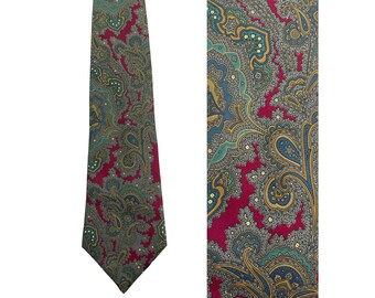 Könnte beinhalten: Eine rote, grüne und goldene Krawatte mit Paisley-Muster. Die Krawatte hat eine spitze Spitze und ist aus seidenartigem Material.
