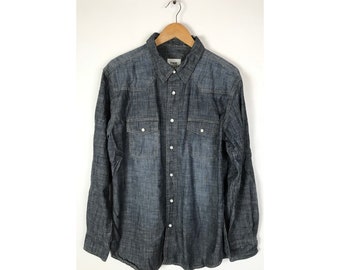 Camisa Western masculina em jeans escuro estilo anos 90, tamanho G, azul-escuro acinzentado, estilo country/rodeio com botões de pressão perolados.