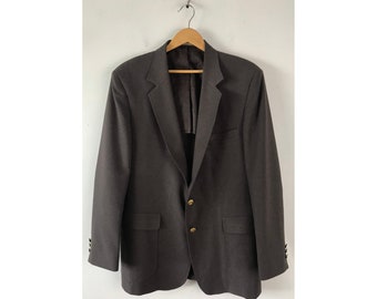Blazer esportivo marrom estilo anos 80 com botões dourados, tamanho masculino 44L. Blazer clássico vintage marrom, blazer esportivo com botões dourados, ideal para eventos formais.