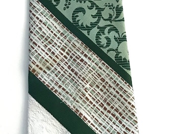 70s Green White & Brown Paisley Print Tie, Polyester Tie, Print Tie, 1970s Necktie, Paisley Print Tie, Preppy Tie, Old Fashioned Tie