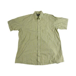 Puede incluir: Una camisa de manga corta de botones a cuadros verdes y blancos.