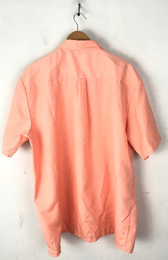 El hombre de la camisa naranja outlet