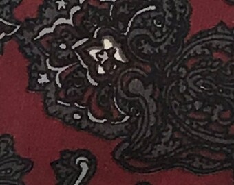 Corbata estrecha vintage roja y gris con estampado paisley, 100% poliéster.