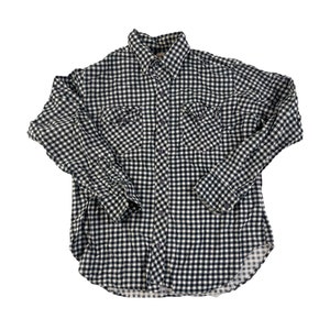 Può includere: Una camicia a maniche lunghe a quadri bianchi e neri con due tasche sul petto.