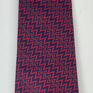 70s Red & Navy Blue Zigzag Tie, Vintage Polyester Wide Necktie, Red Blue Geometric Zigzag Print Tie, Classic Old Time Polyester Tie image 2