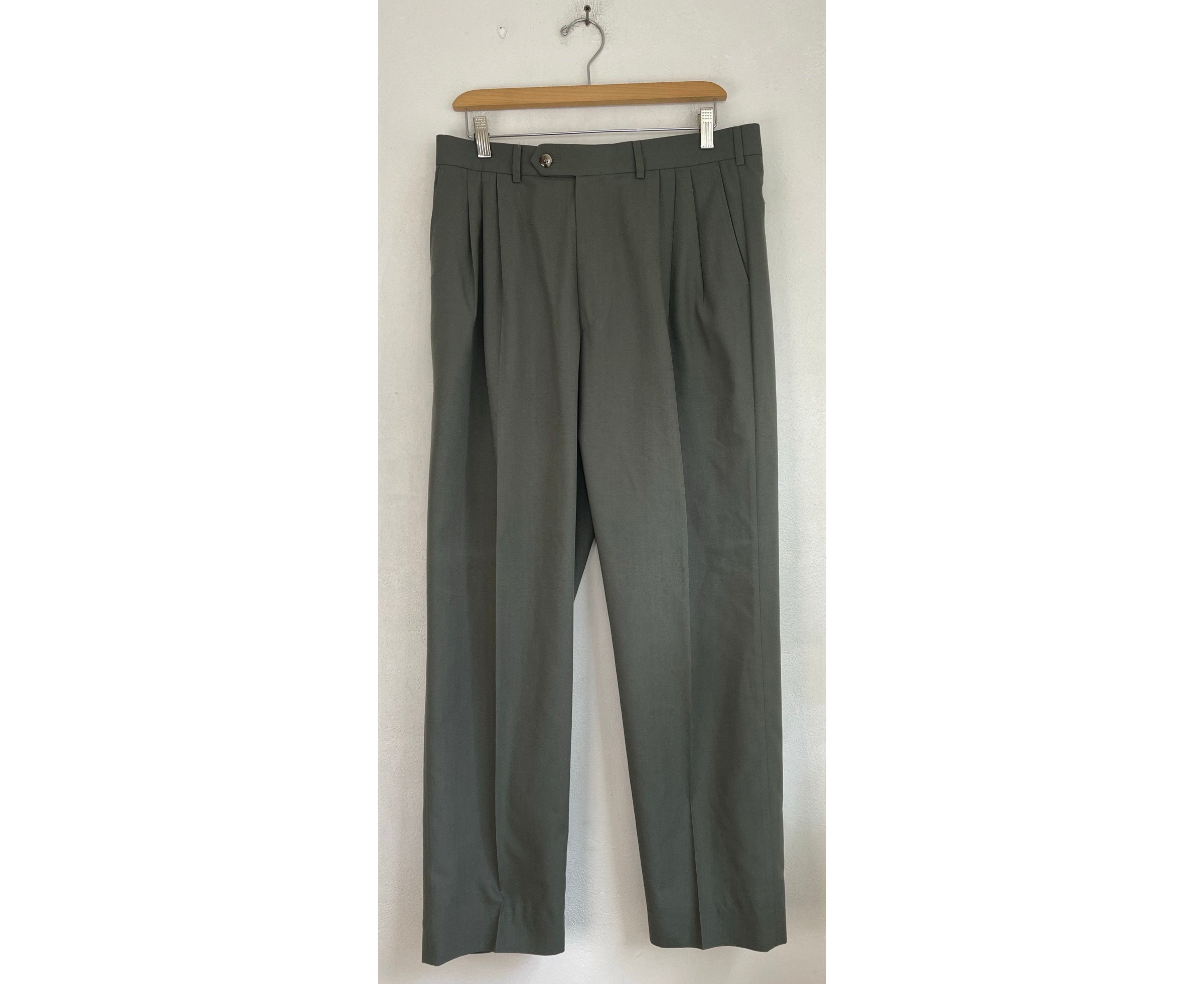Vintage olivgrüne Faltenhose Herren Größe 34 Taille, klassische olivgrüne Anzughose, 90er Jahre formelle Eventarbeit Herrenhose