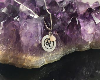 Leo Estampado a mano Minimalista Plata de Ley Alkeme Rosa Cuarzo Zodiac Colgante Collar