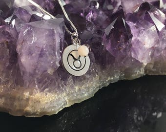 Taurus Estampado a mano Minimalista Plata de Ley Alkeme Rosa Cuarzo Zodiac Colgante Collar