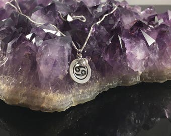 Cancer Estampado a mano Minimalista Plata de Ley Alkeme Cuarzo Cristal Zodiac Colgante Collar