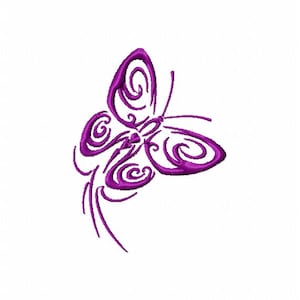 Peut inclure: Un motif de papillon violet avec des motifs tourbillonnants complexes. Le papillon est représenté de manière stylisée et artistique, avec des éléments détaillés des ailes et du corps. Le design est sur fond blanc.